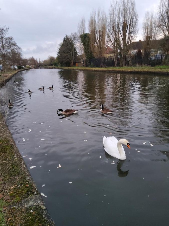 Air Conditioned Modern Double Bed Room With Private Attached Bathroom - Free Parking - Near London Heathrow Airport & Southall Broadway المظهر الخارجي الصورة