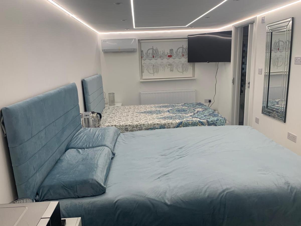 Air Conditioned Modern Double Bed Room With Private Attached Bathroom - Free Parking - Near London Heathrow Airport & Southall Broadway المظهر الخارجي الصورة