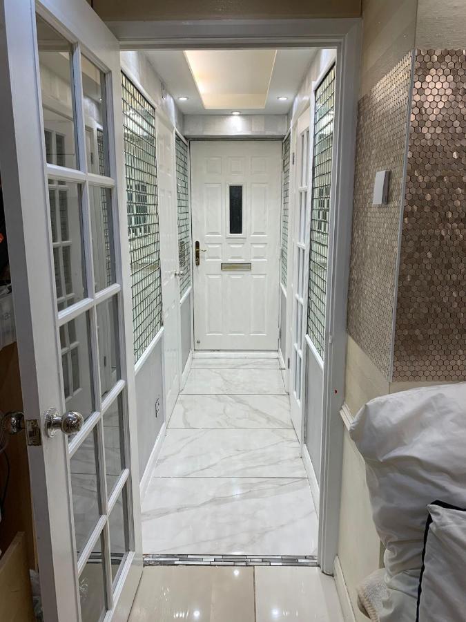 Air Conditioned Modern Double Bed Room With Private Attached Bathroom - Free Parking - Near London Heathrow Airport & Southall Broadway المظهر الخارجي الصورة