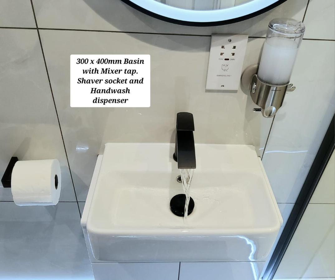 Air Conditioned Modern Double Bed Room With Private Attached Bathroom - Free Parking - Near London Heathrow Airport & Southall Broadway المظهر الخارجي الصورة