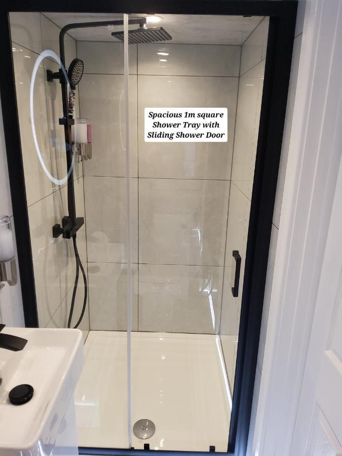 Air Conditioned Modern Double Bed Room With Private Attached Bathroom - Free Parking - Near London Heathrow Airport & Southall Broadway المظهر الخارجي الصورة