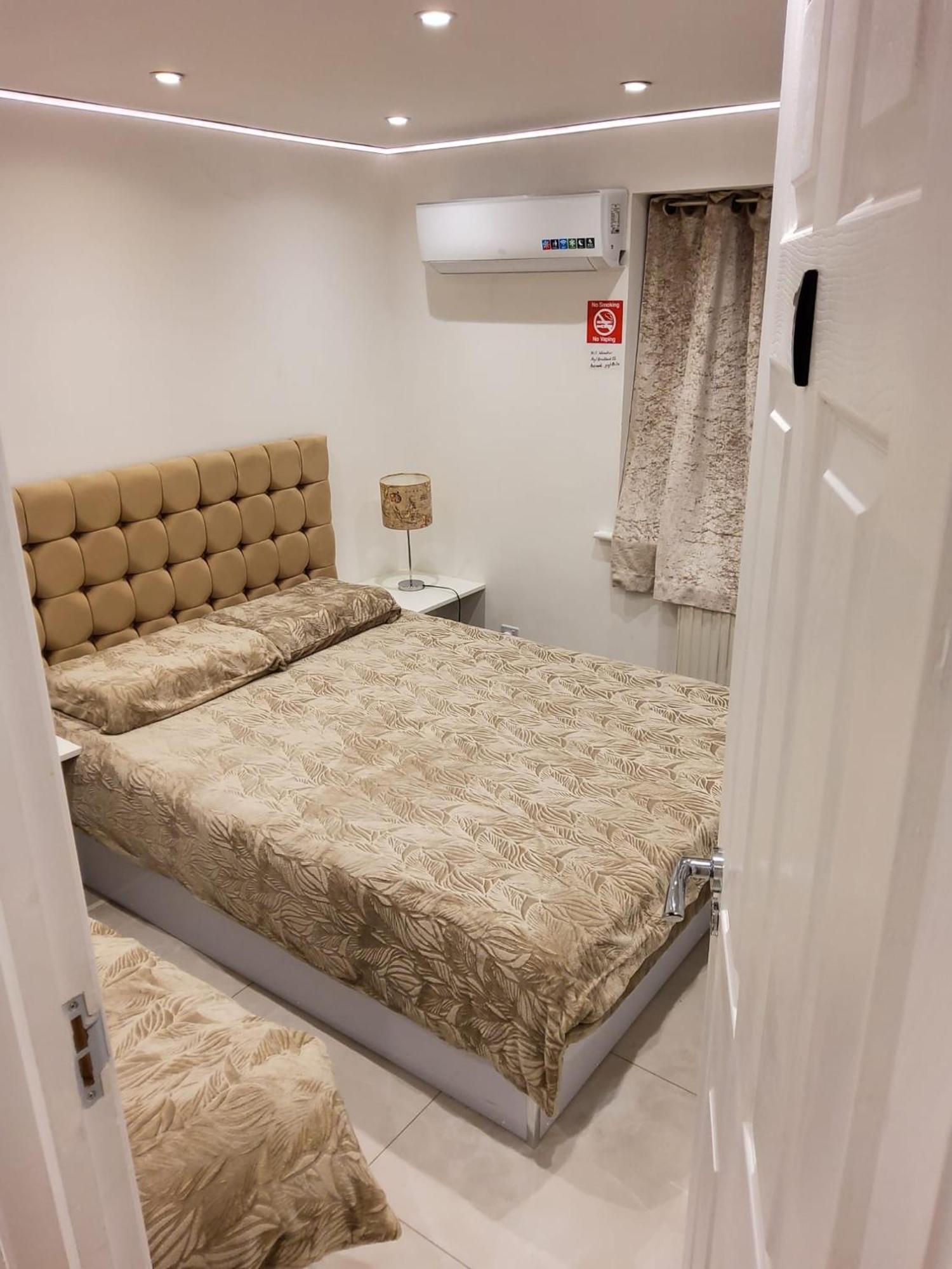 Air Conditioned Modern Double Bed Room With Private Attached Bathroom - Free Parking - Near London Heathrow Airport & Southall Broadway المظهر الخارجي الصورة