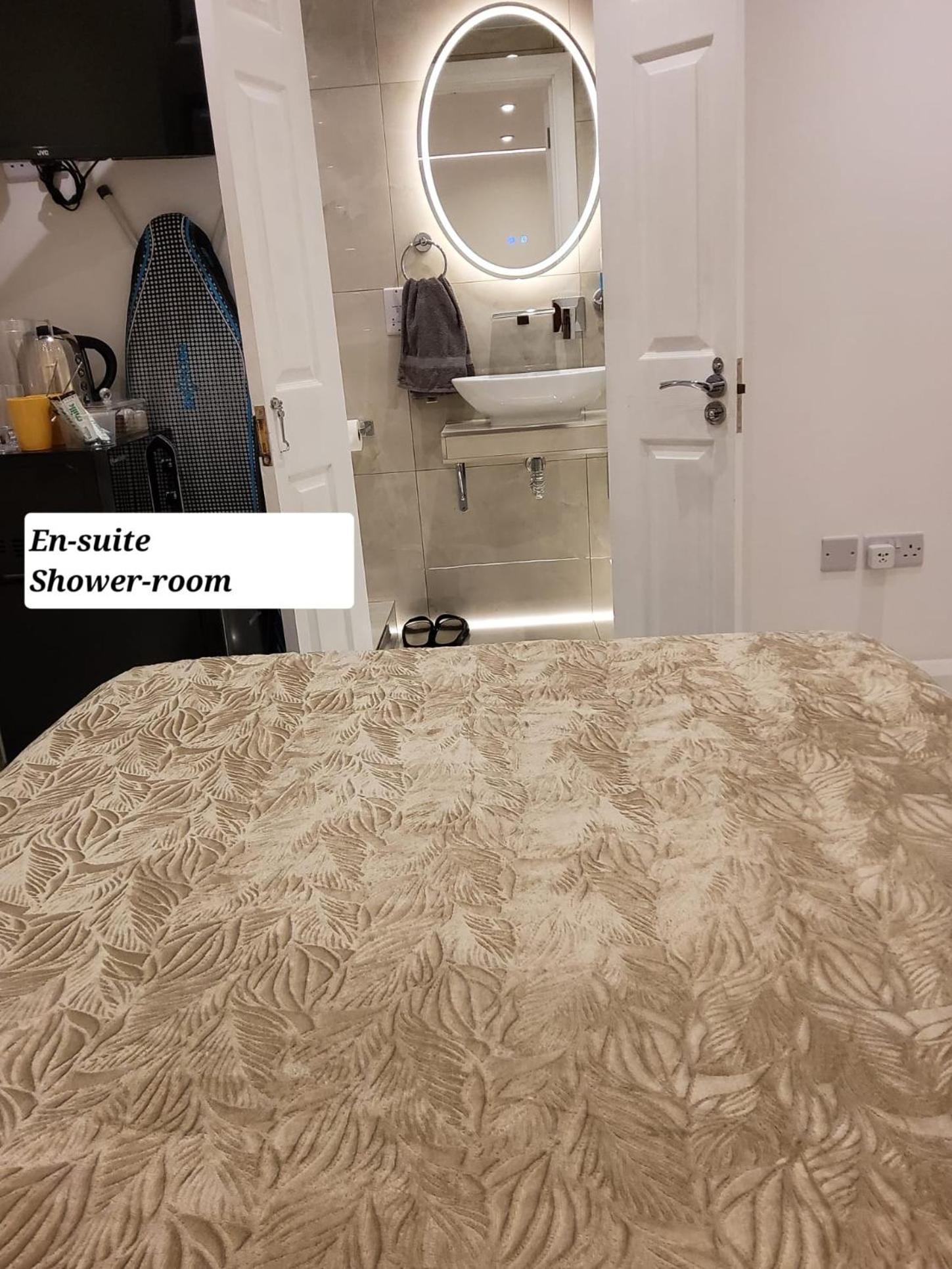 Air Conditioned Modern Double Bed Room With Private Attached Bathroom - Free Parking - Near London Heathrow Airport & Southall Broadway المظهر الخارجي الصورة